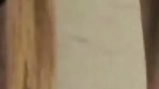 Dünner langhaariger blonder Ladyboy genießt es, gestreichelt zu werden und Sperma zu bekommen