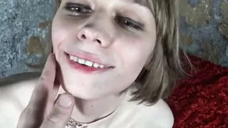 Russisches Tgirl lutscht Schwanz und schluckt Sperma