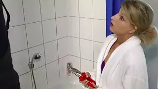 Tochter bekommt ihren ersten Fick vom Handwerker