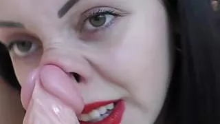 Russische Hure Nase spielen mit Dildo
