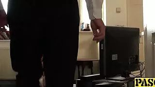 Die exotische Rina Ellis schluckt eine große Rute und geht auf einen Ritt