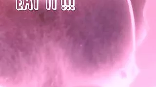 Schwule Sissy Schlampe spielt mit ihrem Sperma in der Bildunterschrift