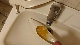 Piss in wifes white classic pump