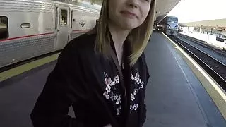 Catarina bekommt ihre russische Muschi in einem rasenden Zug gepflügt