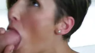 Vollbusige Casting-Amateurin nach Blowjob ins Gesicht gespritzt