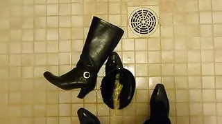 Piss in wifes leather boot