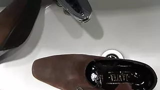 Pisse in Schwiegermutters braunen hochhackigen Schuh