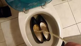 Piss in wifes high heel shoes