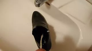 In den hochgeschnittenen Schuh der Ehefrau pissen