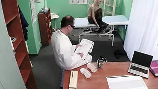 Real euro patient squirting while fingered