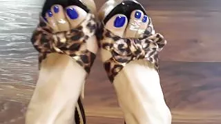 Perfect Goddess show us her Beautiful Feet