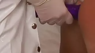 Ich bin deine Krankenschwester und ich kann dich mit dem Strapon ficken, wenn ich will