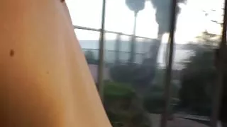 Eine klaffende Schönheit wird mit einem riesigen Dildo verwöhnt