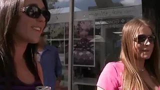 Curvy lesbo pussyfingered in threesome