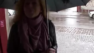 Teeny auf der Strasse angesprochen und fuer Geld gefickt