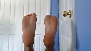 Verschwitzte Socken und Jungenfüße nach dem Joggen