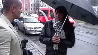 Teeny wird auf der Strasse angesprochen und fuer Geld gefick