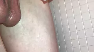 Großer Schwanz tropft vor Sperma in der Dusche des Fitnessstudios