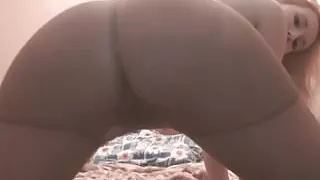 Blondine mit kleinen Titten trägt gerne Strumpfhosen