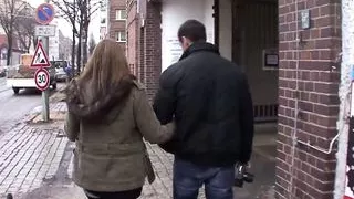 Teen auf der Strasse angesprochen und fuer Geld gefickt