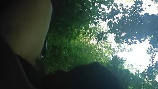 Un bocchino in mezzo al parco da una Puttana