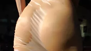 Bigass babe shakes her ass outdoors