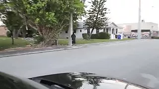 Nacktes Latina-Tgirl zieht sexy Kostüm an