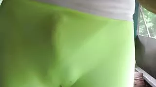 Weichei-Schlampe in hautengen Spandex-Leggings