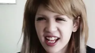 Ladyboy Schulmädchen nach Arschfick ins Gesicht gefasst