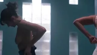 Alison Brie - 'GLOW' s1e01 (no sound, undressing)