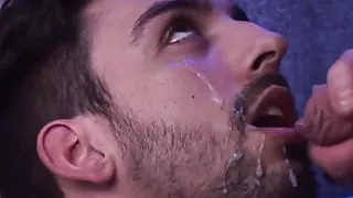 Britischer Kerl spritzt nach Cockriding im Club ab