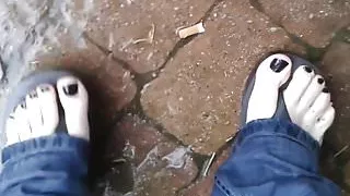 stroll in flip flops