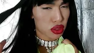 Russisches Tgirl spielt mit dem engen Arsch und zerrt daran