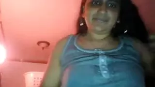Indian aunty shows her hot body
