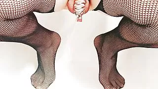 Weichei pinkelt im Keuschheitskäfig