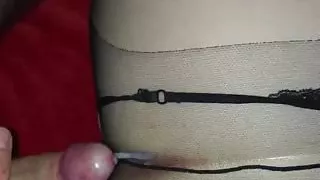 Auf den Nylonarsch abgespritzt !