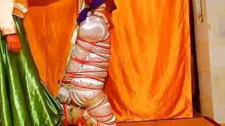 Ligotage en semi suspension et dominatrice en jupe satin