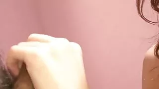 Asiatisches Mädchen in Heats Luna saugt Schwanz sehr hart