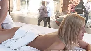 Heißer Sommer gibt einen Fußjob in der Öffentlichkeit