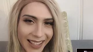 Solo-Amateurfalle wichst sinnlich ihren Schwanz