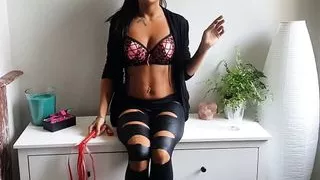 Sarah Lombardi look-alike zeigt Fotze und raucht