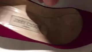 Sperma in ihren Jimmy High Heels während ihres Urlaubs