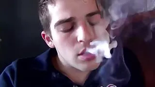 Austin Reid hat eine spezielle Zigarren rauchende Masturbationsshow