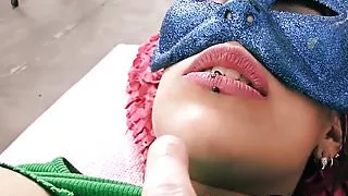 Riesige Naturtitten TEEN Deepthroating mit Leidenschaft