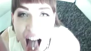 Dickes Sperma explodiert auf sexy junge Schlampe