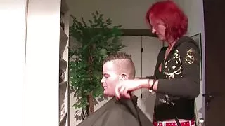 Junge Azubi Friseurin fickt mit Kunden fuer Extra Trinkgeld