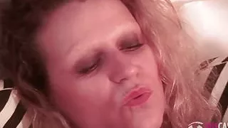 une belle milf pulpeuse se fait jouir avec son sextoy