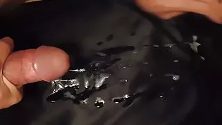 Seidig glatter schwarzer Satin-Sekretär-Rock wird mit Sperma bedeckt