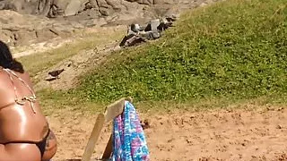 Casada gostosa na praia de fio dental preto