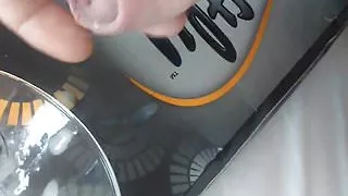 Sperma in einem Pint-Glas wichsen